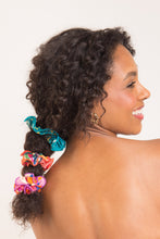 Cargar imagen en el visor de la galería, Image 02: Rio De Sol Chouchou Love-Trip Scrunchie
