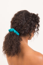 Cargar imagen en el visor de la galería, Model Front: Rio De Sol Chouchou Malibu-Atol Scrunchie
