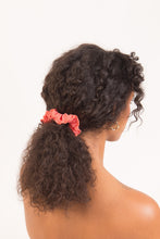 Cargar imagen en el visor de la galería, Model Front: Rio De Sol Chouchou Malibu-Nina Scrunchie
