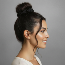 Cargar imagen en el visor de la galería, Image 03: Rio De Sol Chouchou Nero Scrunchie
