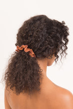 Cargar imagen en el visor de la galería, Model Front: Rio De Sol Chouchou Nocciola Scrunchie
