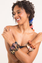 Cargar imagen en el visor de la galería, Image 03: Rio De Sol Chouchou Nocciola Scrunchie
