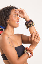 Cargar imagen en el visor de la galería, Image 05: Rio De Sol Chouchou Nocciola Scrunchie
