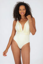 Cargar imagen en el visor de la galería, Model Front: Rio De Sol Une Pièce Off-White Marina
