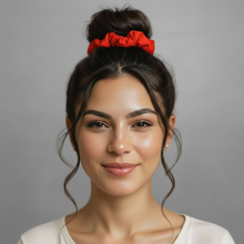 Cargar imagen en el visor de la galería, Model Front: Rio De Sol Chouchou Rouge Scrunchie

