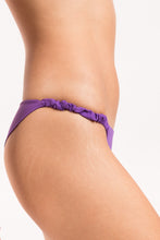 Cargar imagen en el visor de la galería, Image 09: Rio De Sol Ensemble Set Amuleto Bandeau-Crispy Cheeky-Crispy
