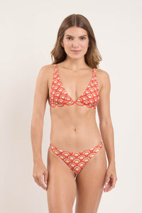 Model Front: Rio De Sol Ensemble Set Floral-Scales Alba Mia