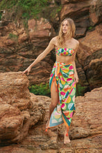 Cargar imagen en el visor de la galería, Image 11: Rio De Sol Ensemble Set Garden-City Bandeau-Reto Hotpant-Cos
