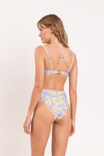 Cargar imagen en el visor de la galería, Image 09: Rio De Sol Ensemble Set Glow Bandeau-Joy Hotpants
