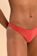 Cargar imagen en el visor de la galería, Image 09: Rio De Sol Ensemble Set Malibu-Chili Bandeau-Duo Essential
