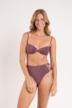 Cargar imagen en el visor de la galería, Model Front: Rio De Sol Ensemble Set Malibu-Ebano Bandeau-Iris Highwaist-Spin-Iris
