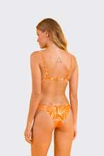 Cargar imagen en el visor de la galería, Model Back: Rio De Sol Ensemble Set Trail-Orange Tri-Fixo Essential
