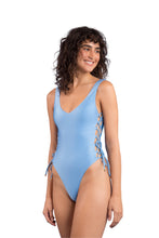 Cargar imagen en el visor de la galería, Model Front: Rio De Sol Une Pièce Shimmer-Baltic-Sea Zoe
