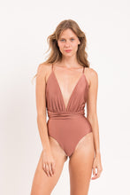 Cargar imagen en el visor de la galería, Model Front: Rio De Sol Une Pièce Shimmer-Copper New Vegas
