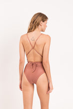 Cargar imagen en el visor de la galería, Model Back: Rio De Sol Une Pièce Shimmer-Copper New Vegas
