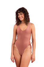 Cargar imagen en el visor de la galería, Model Front: Rio De Sol Une Pièce Shimmer-Copper Zoe
