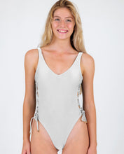 Cargar imagen en el visor de la galería, Gallery: Rio De Sol Une Pièce Shimmer-White Zoe
