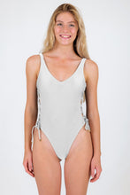 Cargar imagen en el visor de la galería, Model Front: Rio De Sol Une Pièce Shimmer-White Zoe
