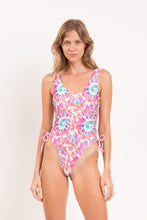 Cargar imagen en el visor de la galería, Model Front: Rio De Sol Une Pièce Splash Zoe
