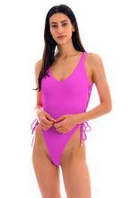 Cargar imagen en el visor de la galería, Model Front: Rio De Sol Une Pièce St-Tpz Pink Zoe
