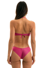 Cargar imagen en el visor de la galería, Model Back: Rio De Sol Haut Top Cloque Lichia Bandeau
