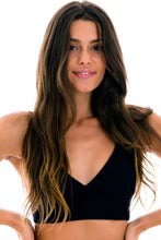 Cargar imagen en el visor de la galería, Gallery: Rio De Sol Haut Top Cotele-Preto Tri-Tank

