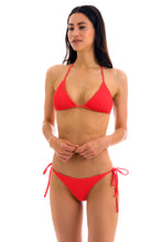Cargar imagen en el visor de la galería, Model Front: Rio De Sol Haut Top Cotele-Tomate Tri-Inv
