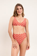 Cargar imagen en el visor de la galería, Model Front: Rio De Sol Haut Top Floral-Scales Hera
