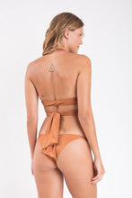 Cargar imagen en el visor de la galería, Model Back: Rio De Sol Haut Top Nocciola Dune
