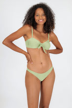 Cargar imagen en el visor de la galería, Model Front: Rio De Sol Haut Top Oliva Bandeau-No
