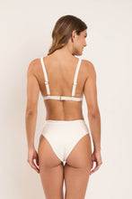 Cargar imagen en el visor de la galería, Model Back: Rio De Sol Haut Top Sand-Chantilly Alba
