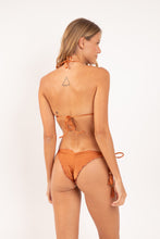 Cargar imagen en el visor de la galería, Model Back: Rio De Sol Haut Top Shimmer-Nocciola Frufru
