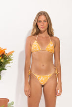 Cargar imagen en el visor de la galería, Model Front: Rio De Sol Haut Top Sunny-Forest Tri-Inv
