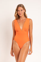 Cargar imagen en el visor de la galería, Model Front: Rio De Sol Une Pièce Touch-Tangerina Anne
