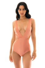 Cargar imagen en el visor de la galería, Model Front: Rio De Sol Une Pièce Trikini Ouro Rosa
