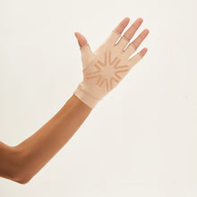 Cargar imagen en el visor de la galería, Short Glove Chocolate UPF50+

