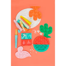 Cargar imagen en el visor de la galería, Image 06: Sunnylife Pique-Nique Flamingo Ice Trays
