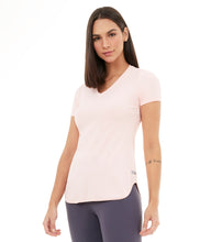 Cargar imagen en el visor de la galería, T-Shirt Skin Fit Alongada Gola V Rosa Respire
