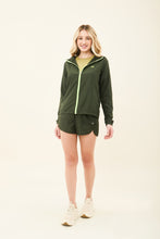 Cargar imagen en el visor de la galería, Model Front: Uv Line Fitness Robes Bag-Foldable Windbreaker Jacket Verde Militar
