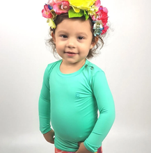 Cargar imagen en el visor de la galería, Model Front: Uv Line T-Shirt Camiseta Baby Nina Verde Claro Upf50+
