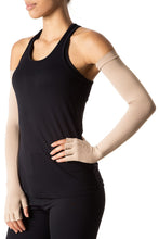 Cargar imagen en el visor de la galería, Model Front: Uv Line Gants Extra Long Glove Chocolate Upf50+
