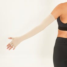 Cargar imagen en el visor de la galería, Model Back: Uv Line Gants Extra Long Glove Chocolate Upf50+
