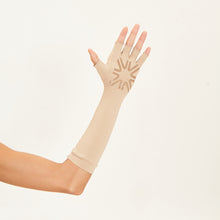 Cargar imagen en el visor de la galería, Model Back: Uv Line Gants Long Glove Chocolate Upf50+

