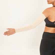 Cargar imagen en el visor de la galería, Model Back: Uv Line Gants Long Sleeve Beige Upf50+
