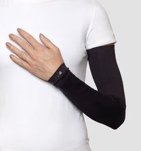 Cargar imagen en el visor de la galería, Model Front: Uv Line Gants Long Sleeve Black Upf50+
