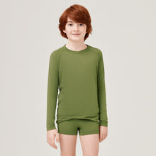Cargar imagen en el visor de la galería, Model Front: Uv Line T-Shirt Longsleeve Uvrpo Inf Verde Militar Upf50+
