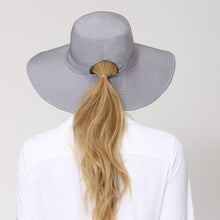 Cargar imagen en el visor de la galería, Model Back: Uv Line Chapeau Souple/Capeline San Diego Cinza Preto Upf50+
