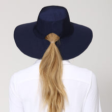 Cargar imagen en el visor de la galería, Model Back: Uv Line Chapeau Souple/Capeline San Diego Marinho Oceano Upf50+
