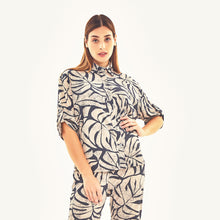 Cargar imagen en el visor de la galería, Model Front: Uv Line Haut De Plage Shirt Copa Costela Off White Upf50+
