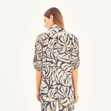 Cargar imagen en el visor de la galería, Model Back: Uv Line Haut De Plage Shirt Copa Costela Off White Upf50+
